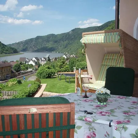 Castle View Modern Retreat * Kestert